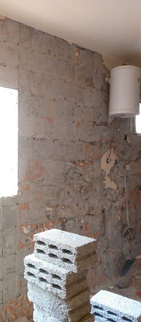 عملية تكسير مطبخ وإزالة الخزانات القديمة بواسطة عمالقة التكسير